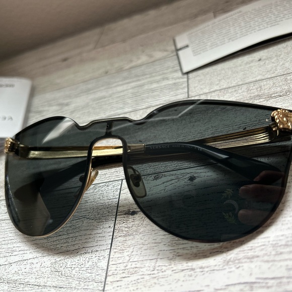 Versace Sunglasses - Picture 4 of 11